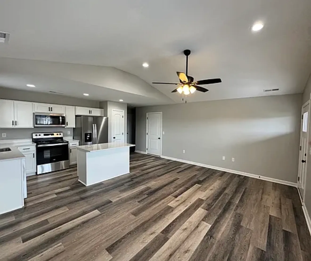 3 bed, 1600 sqft, $1,600 — Photo 2