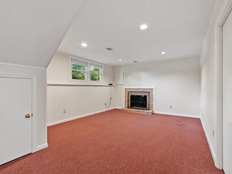 21 Cherokee Rd — Photo 5
