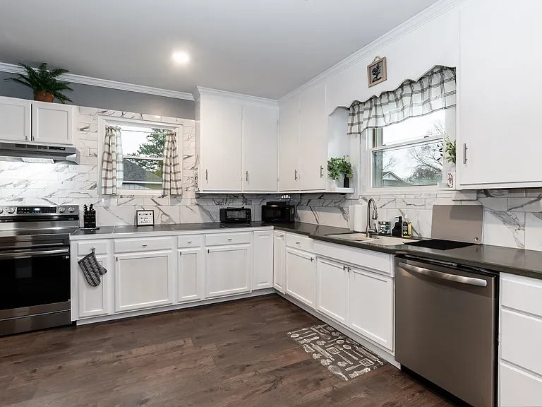 701 Elizabeth Ave — Photo 2