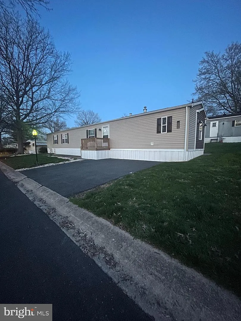 116 Seneca Ave photo 1