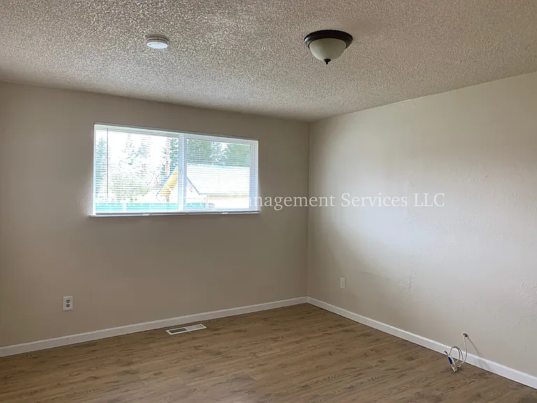 798 Bridge St E — Photo 6