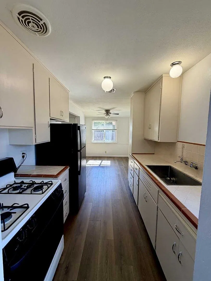 Nice 3-Bedroom 2-Bath Home In Sacramento!! — Photo 3
