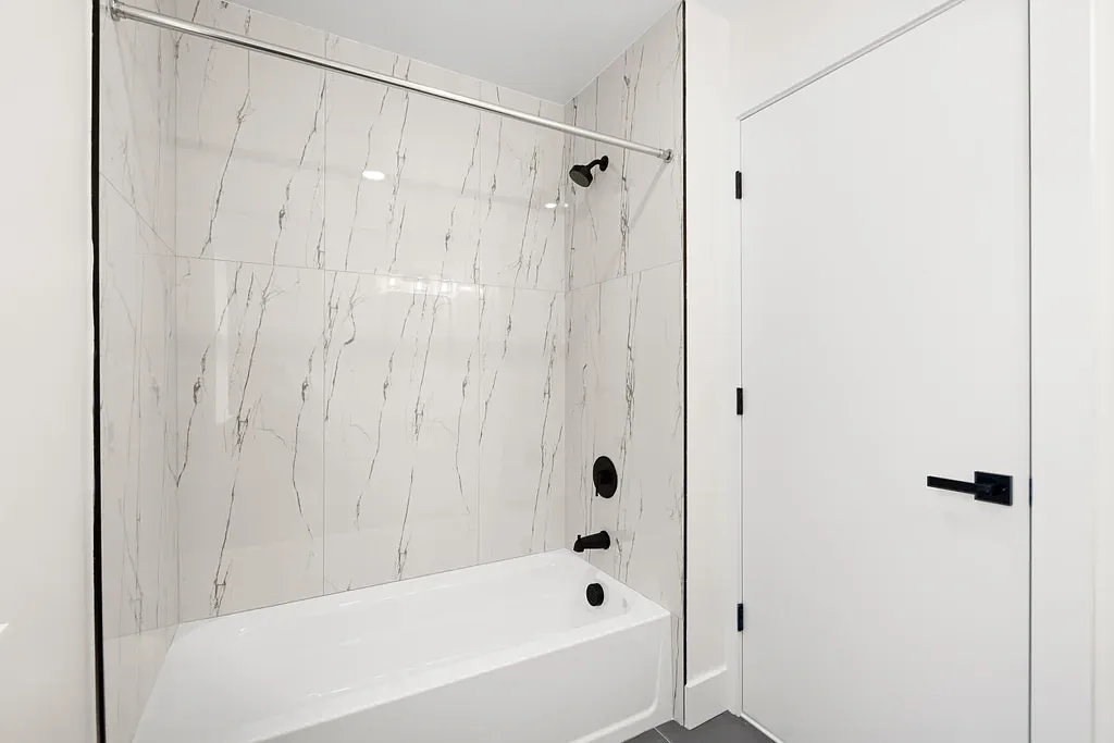 3 bed, 1069 sqft, $3,350 — Photo 2