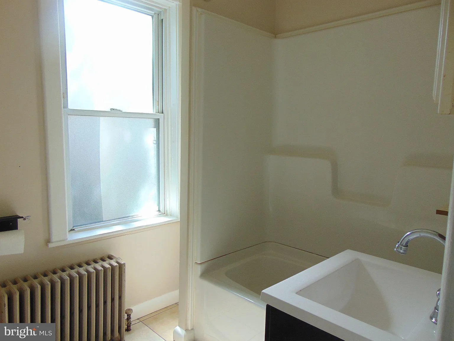 3 bed, 1.0 bath, 1372 sqft, $1,300 — Photo 3