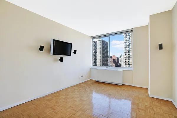 Rented by Level Group | media 9