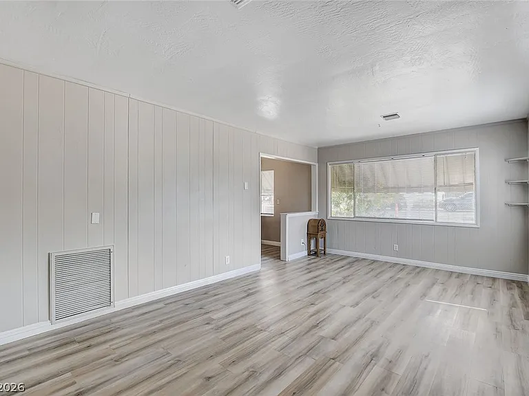 214 W Victory Rd — Photo 8
