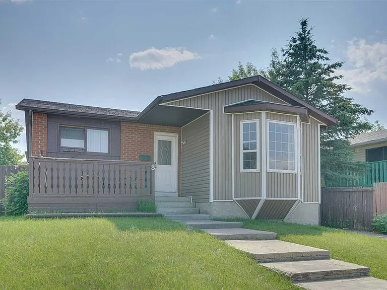 8 Castleglen Cres NE — Photo 1
