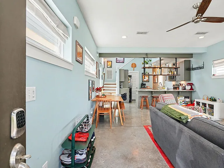 611B Waco Dr — Photo 2