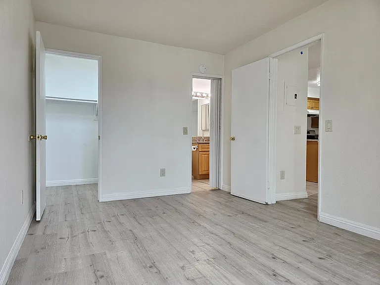 607 W Broadway #205 — Photo 9