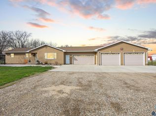 46 W Harmon Dr, Mitchell, SD 57301