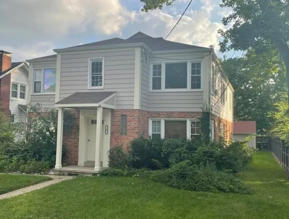 25 Laurel Ave #1