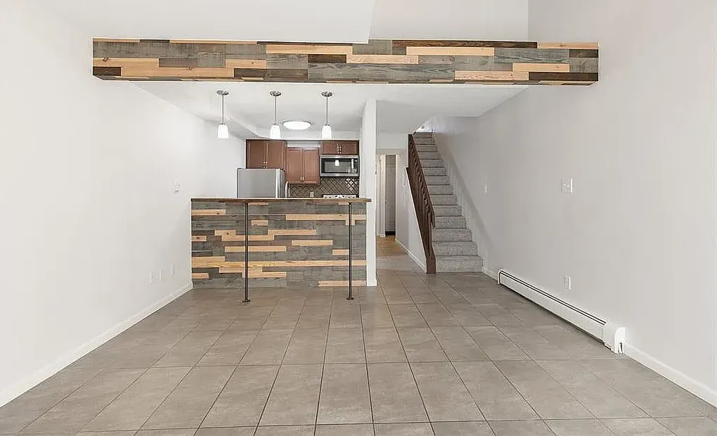 3 bed, 995 sqft, $625 — Photo 2