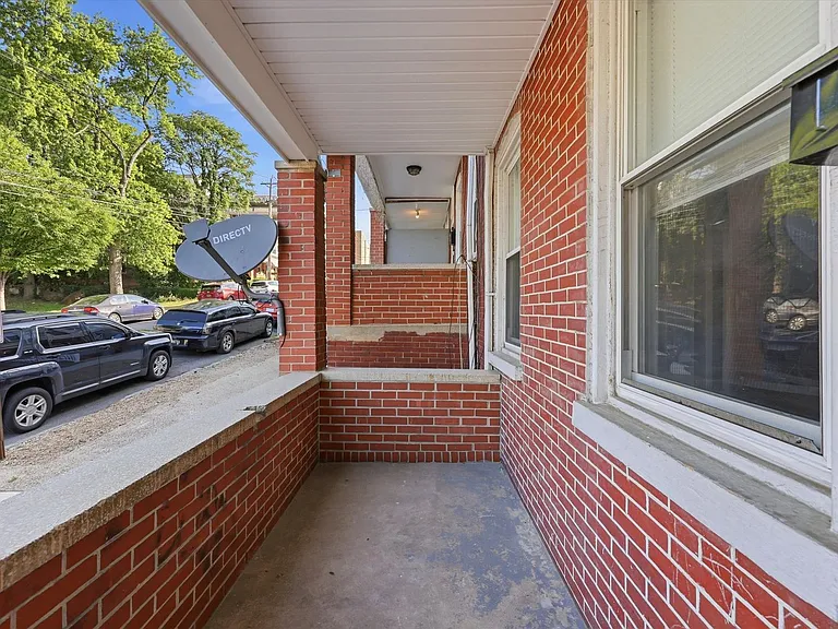 502 N Clayton St — Photo 2