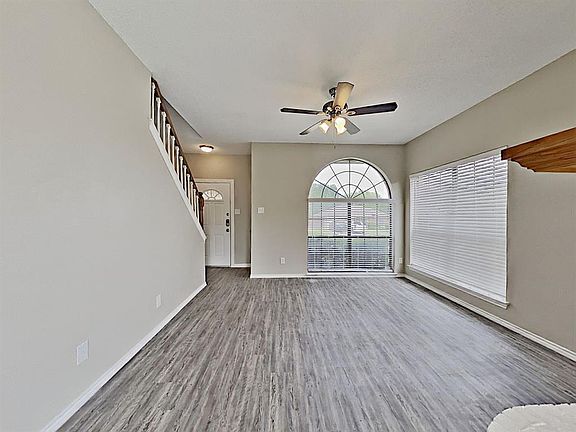 3rd image of 1618 Oxford Dr