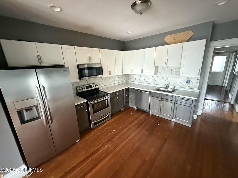 5th image of 554 Washington Avenue
