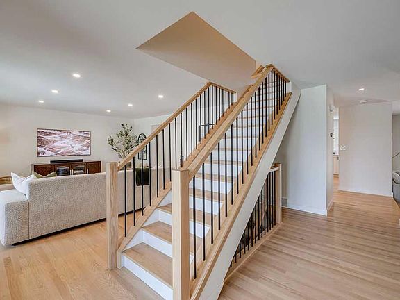 3rd image of 23 Woodgrove Cres SW