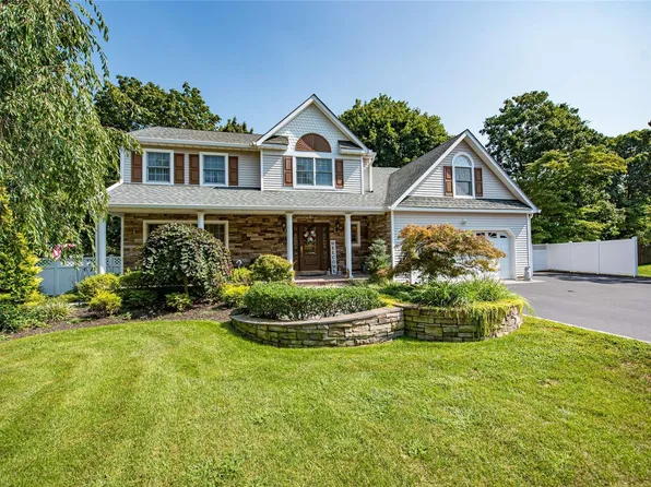 8 Aspen Circle, Saint James, NY 11780