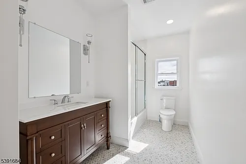 915 Main St #2R Photo 1
