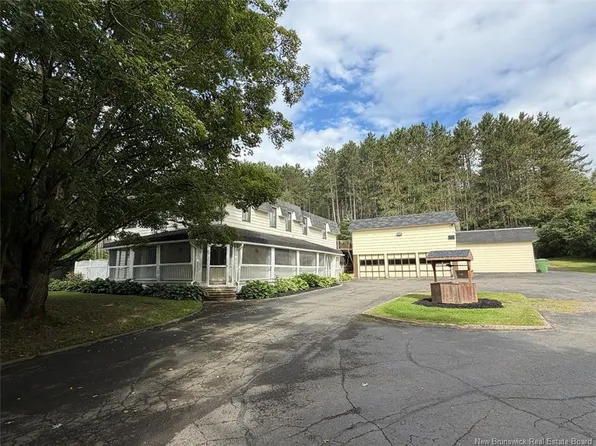 2371 Commerciale St, Haut Madawaska, NB E7A 1B7