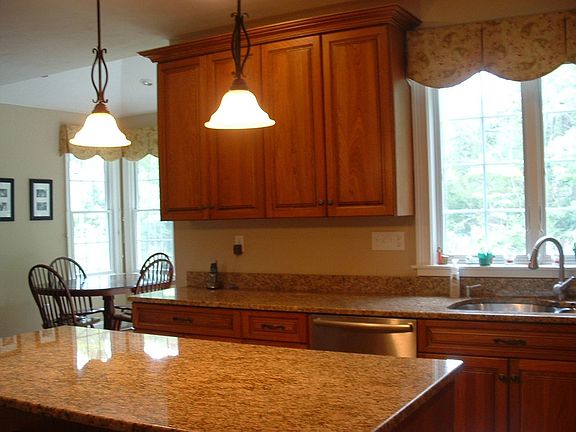 GORGEOUR GORMET KITCHEN/TOP OF THE LINE APPLIANCES/CENTER ISLAND