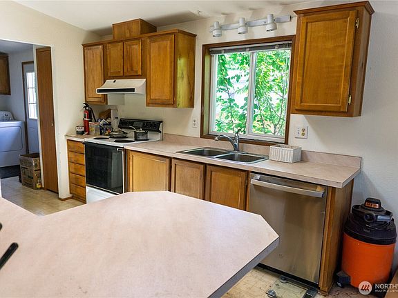 5th image of 772 Lincoln Avenue E