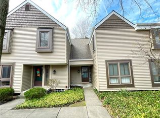 17542 Fairlawn Dr, Chagrin Falls, OH 44023