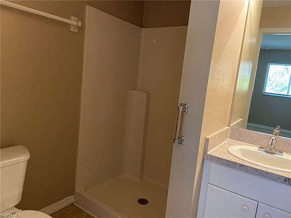 5th image of 312 Poplar St