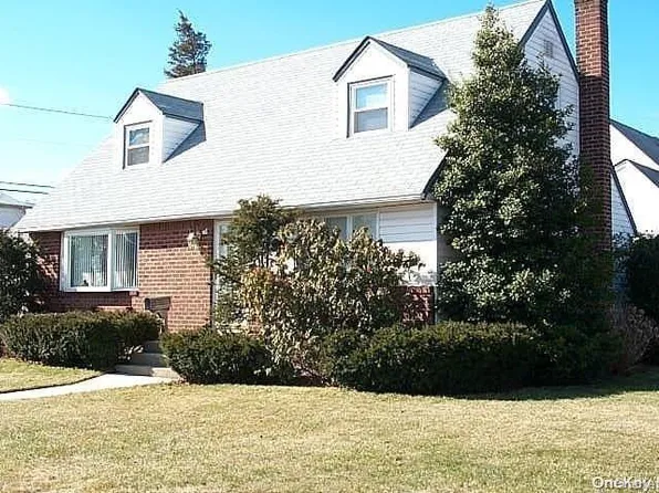 84 Parkview Street, Plainview, NY 11803