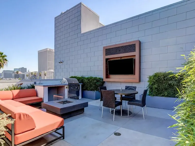 Maya Apartments at 535 Kingsley Dr in Los Angeles — Photo 32