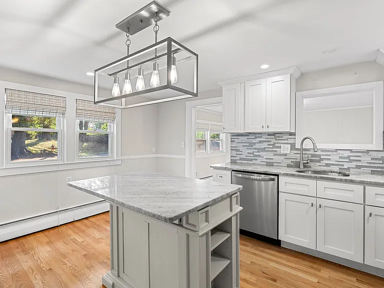 17 Scott Ave — Photo 5