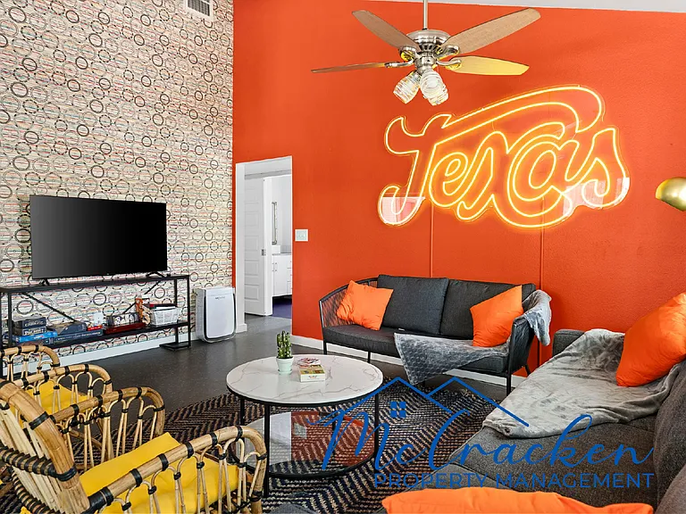 809 Nile St — Photo 8