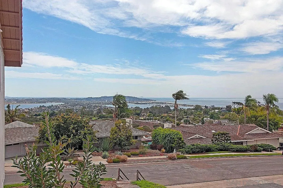 3 bed, 4.0 bath, 2043 sqft, $8,595 — Photo 2