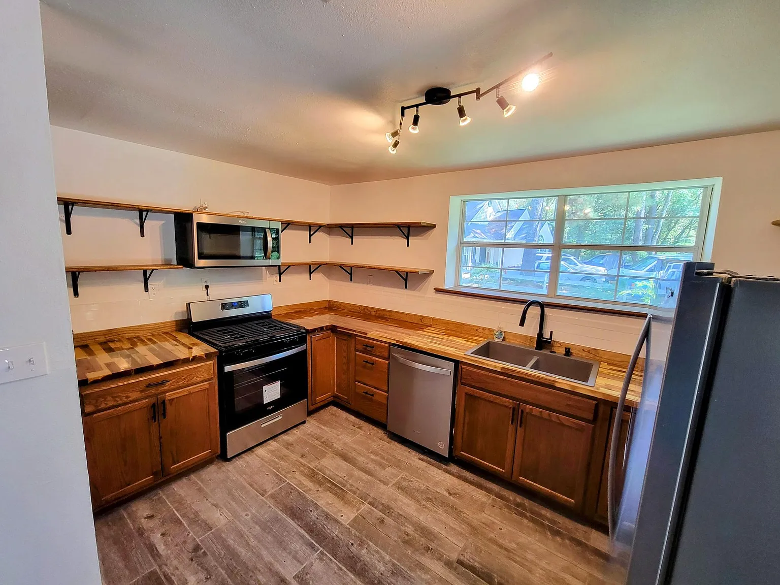 4 bed, 2.5 bath, 1550 sqft, $2,300 — Photo 2