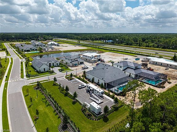 4th image of 983 Estate WAY