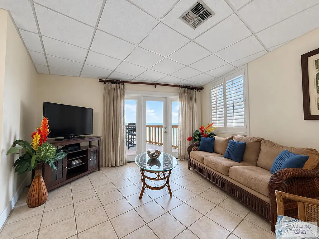 2 bed, 2.0 bath, 979 sqft, $1,990 — Photo 4