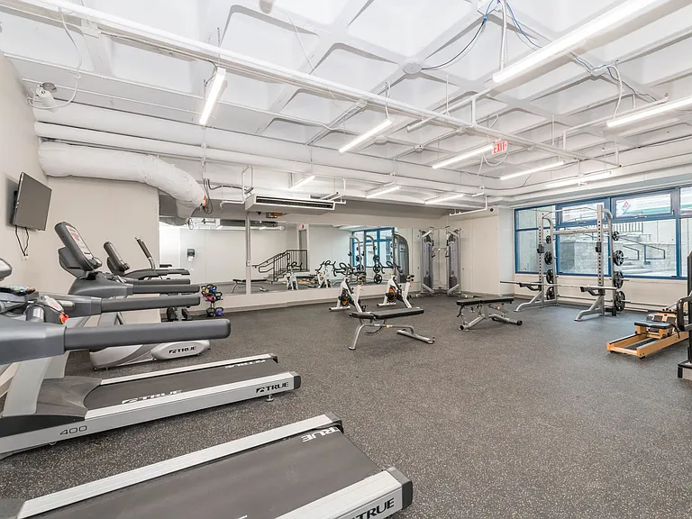 735 W Wisconsin Ave — Photo 5