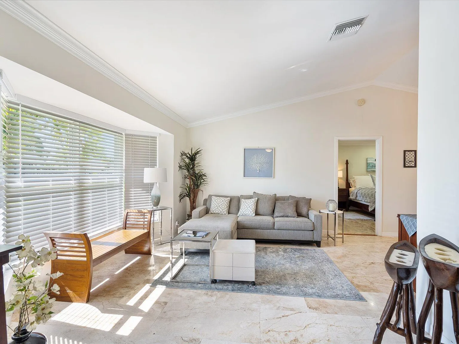 4 bed, 2.0 bath, 1914 sqft, $9,500 — Photo 4