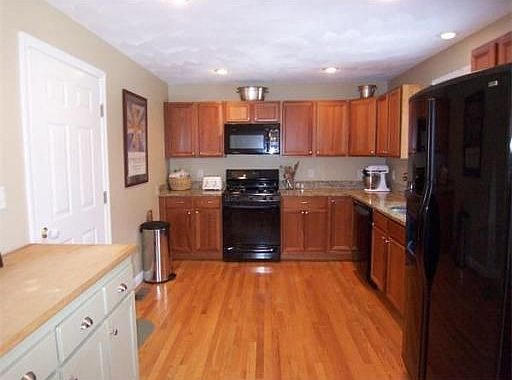 3rd image of 11 Olde Taverne Ln