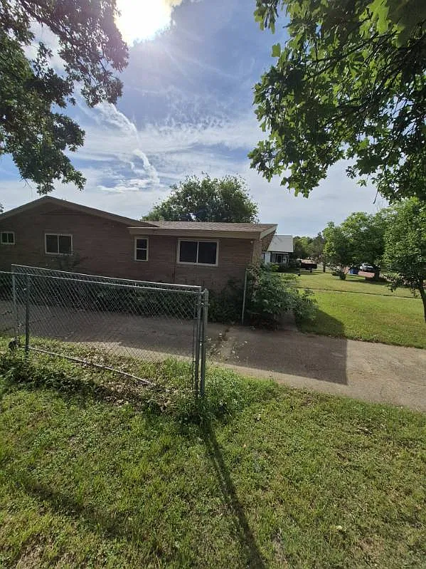 3 bed, 1630 sqft, $1,200 — Photo 3