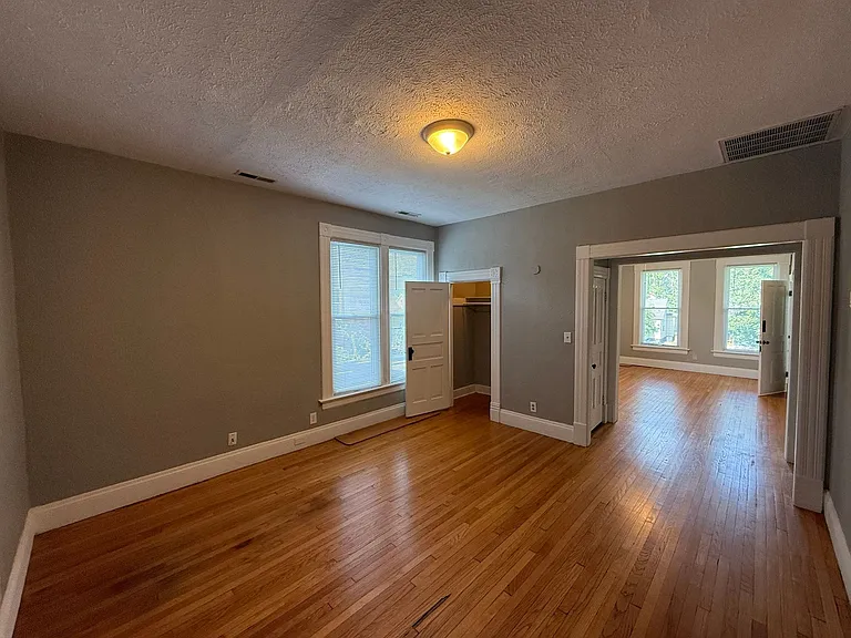 118 N Glenwood Ave — Photo 2