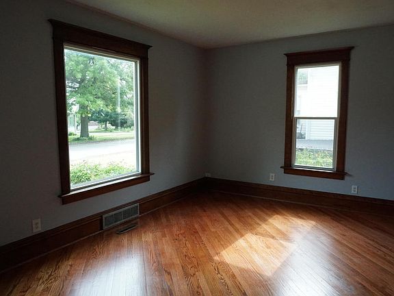 3rd image of 207 E Jayne St