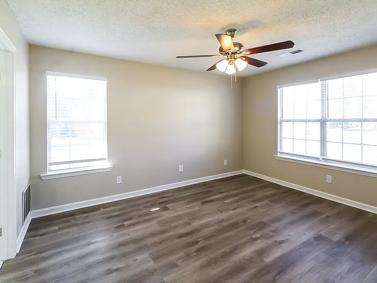 1299 N Hampton Dr — Photo 11