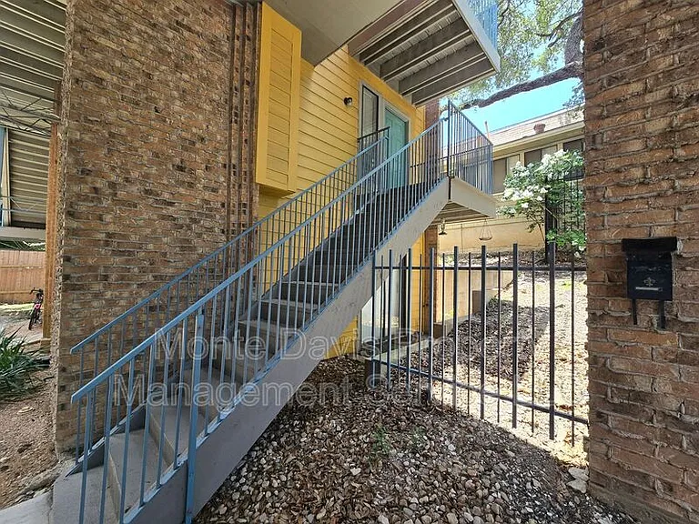 513 S Park Dr #201 — Photo 4