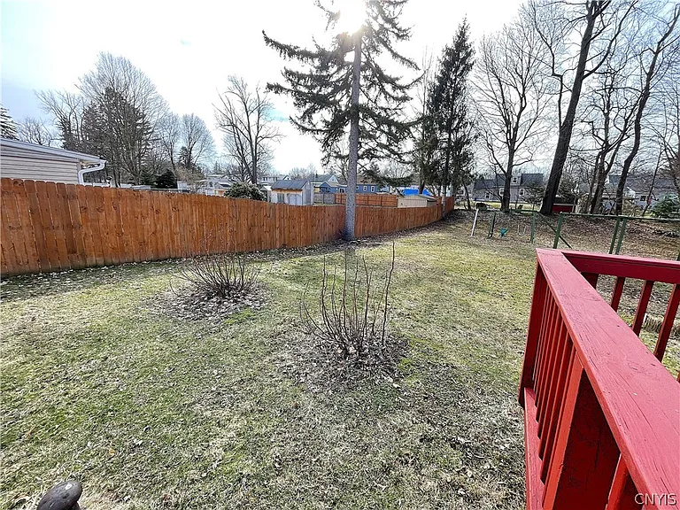 121 Wadsworth Rd — Photo 32