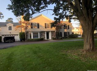 10 Oxford Rd, Grosse Pointe Shores, MI 48236