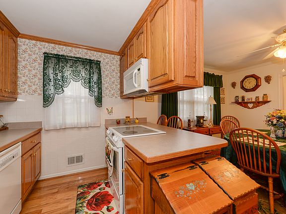 5th image of 303 McCosh Dr