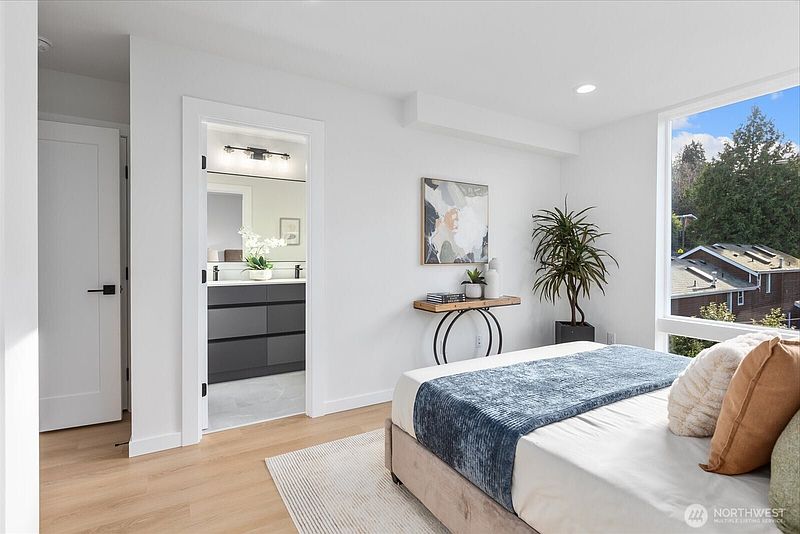 4th image of 3110 Queen Anne Avenue N
