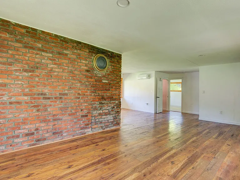 1736 W Beach Rd — Photo 8
