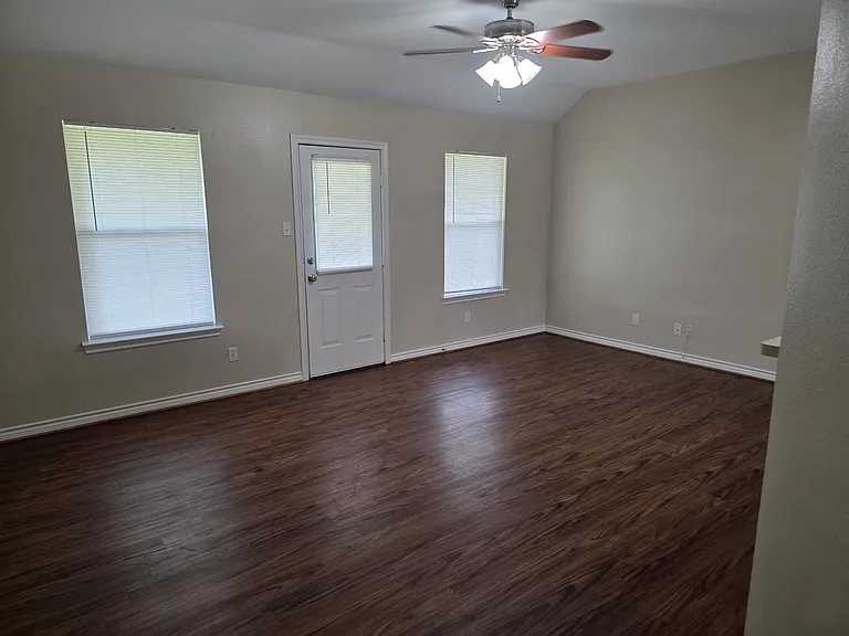 442 Green Acres Dr — Photo 2