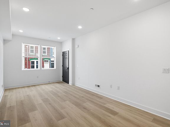 4th image of 2237 N 16th St Floor 1